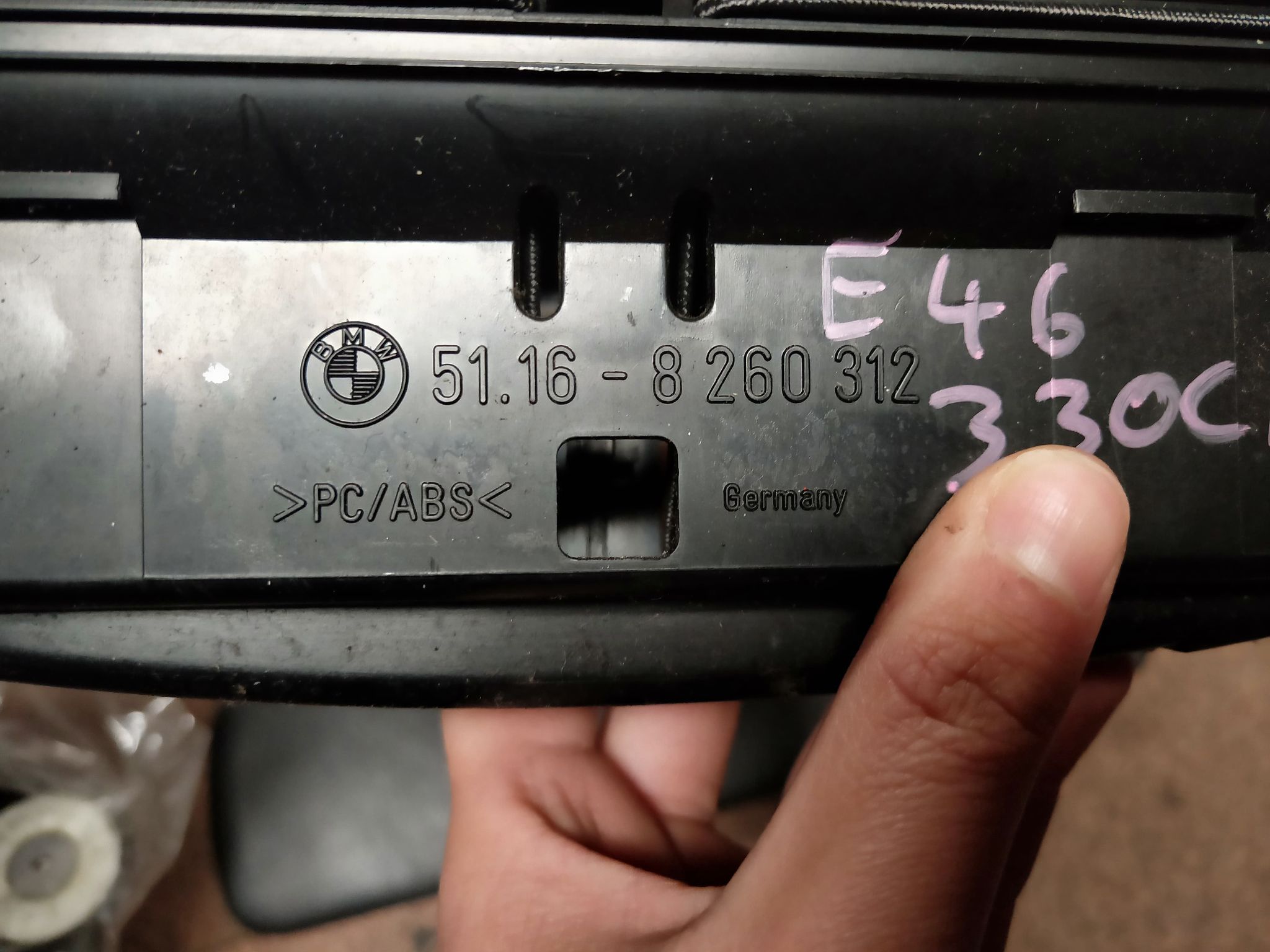 BMW E46 330Ci GLOVE BOX ASSEMBLY DASHBOARD CENTRE CONSOLE STORAGE 51.16