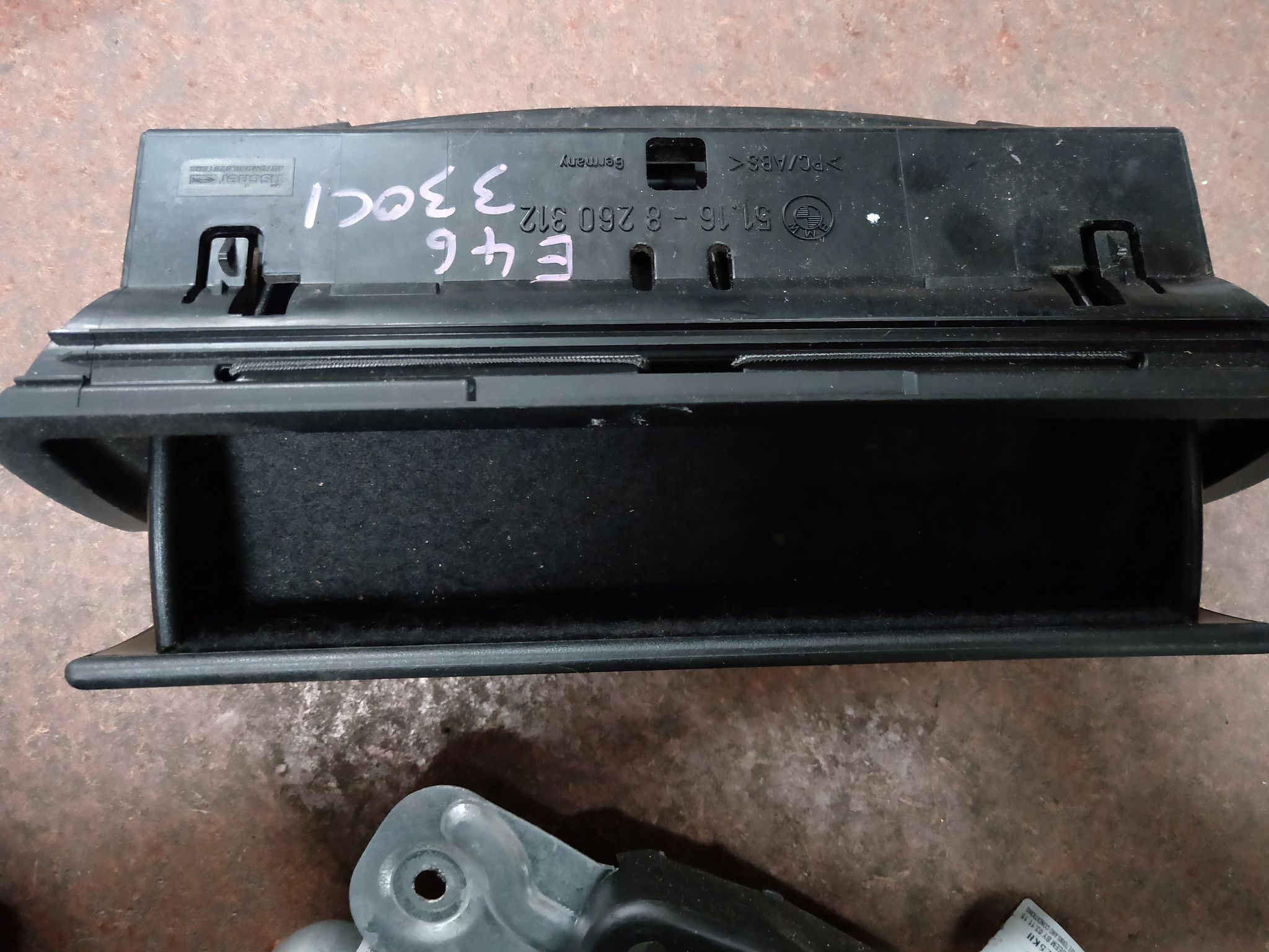 BMW E46 330Ci GLOVE BOX ASSEMBLY DASHBOARD CENTRE CONSOLE STORAGE 51.16